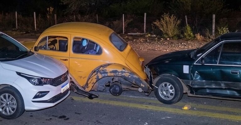 Três veículos se envolvem em batida na MGC-120; condutor com sinais de embriaguez acaba preso
