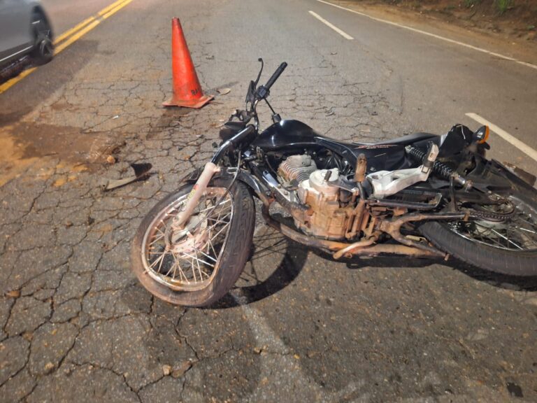 Acidente entre colegas de trabalho deixa motociclista ferido no bairro Areão