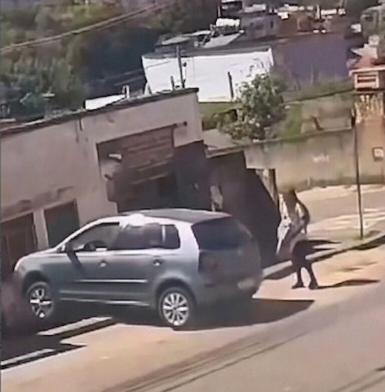 Itabira: motorista bate de frente em residência devido a tampa de bueiro solta e pedestre se salva por pouco