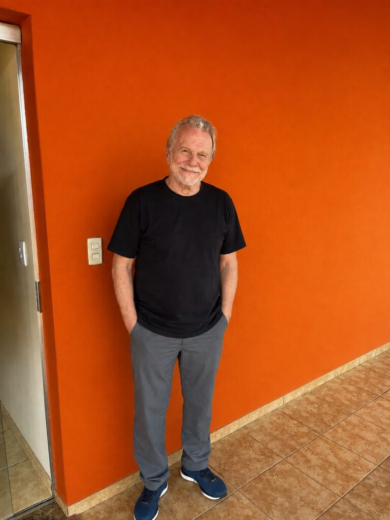 Jonas Bloch apresenta nesta sexta em Itabira a peça ‘Delírio’ e celebra mais de 50 anos de carreira