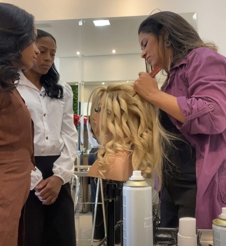 Academia Naura Couto abre inscrições para curso prático de corte de cabelo feminino em Itabira