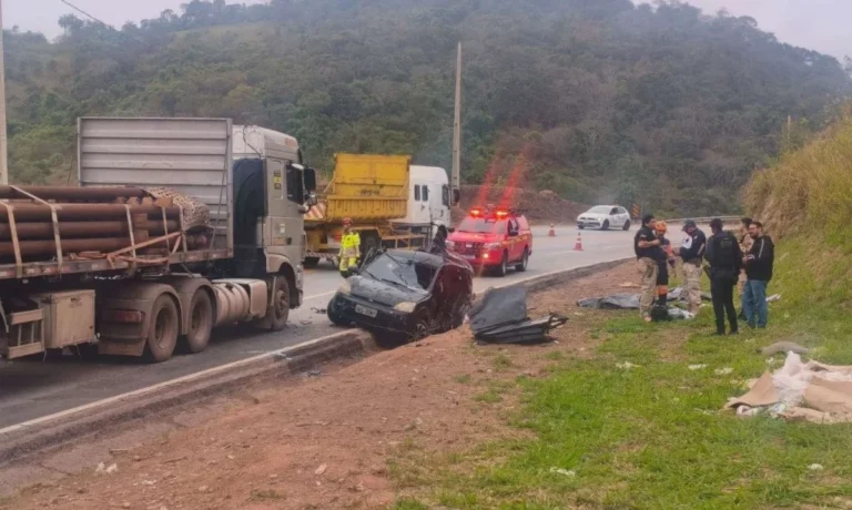 Grave acidente entre carro e carreta deixa dois mortos e quatro feridos na BR-381