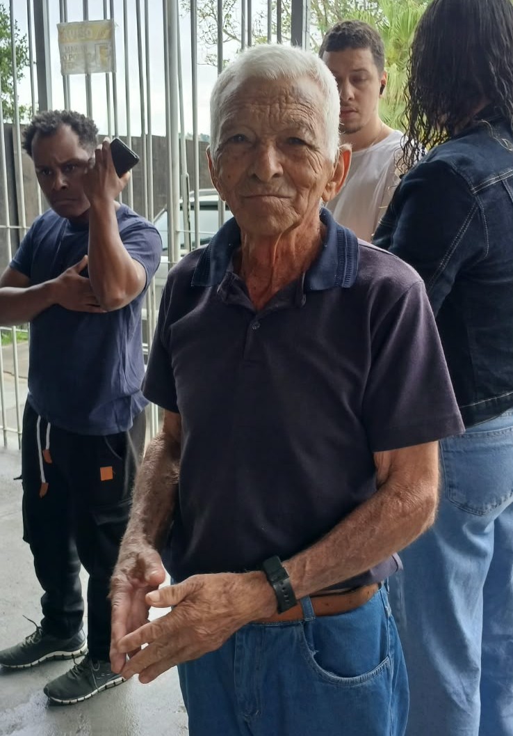 “Enquanto tiver vida e saúde, tem que vir”. A lição de democracia de eleitor de 80 anos em Itabira