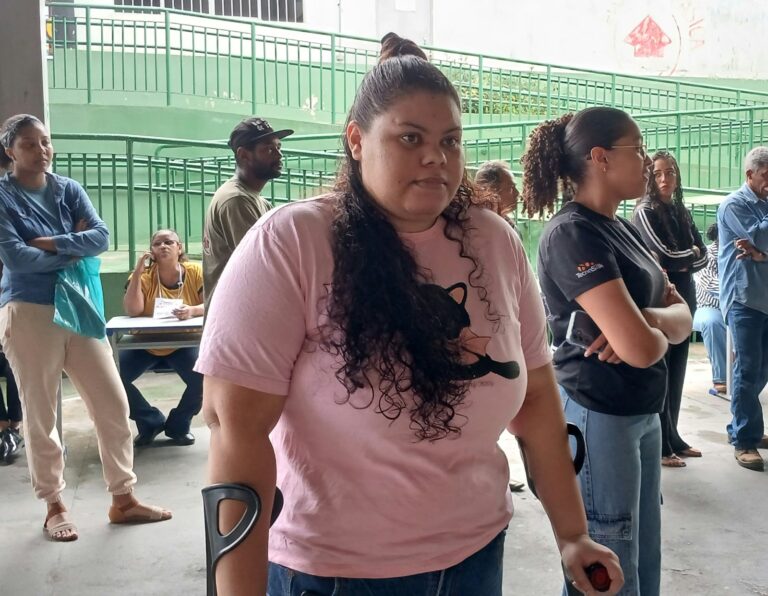 Eleitora com limitação física cumpre o dever cívico em Itabira: “a gente tem que vir e se esforçar”