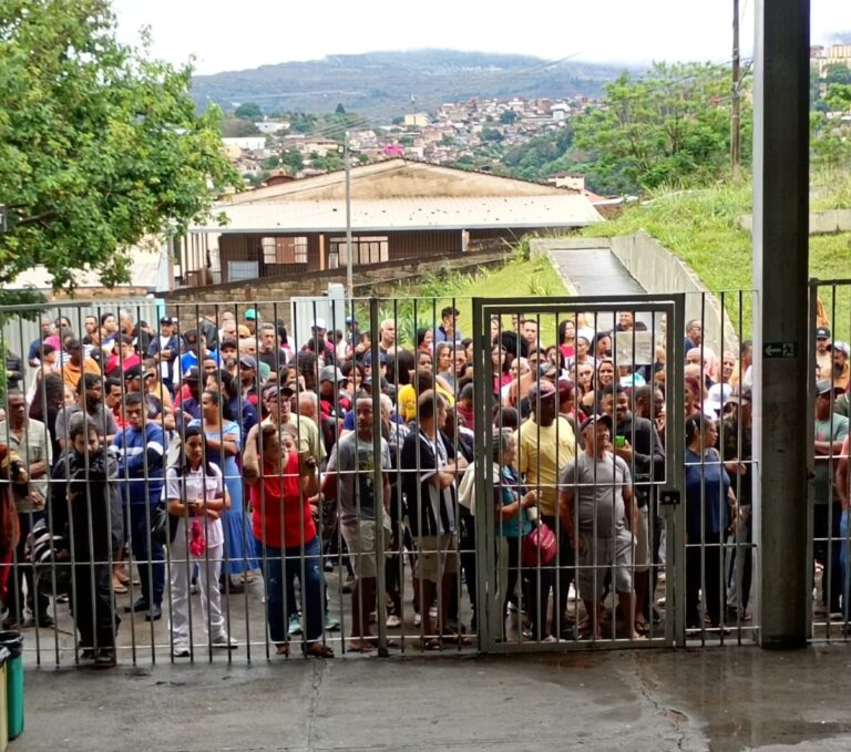 Filas, correria nos portões e histórias de dedicação marcam a abertura do maior colégio eleitoral de Itabira