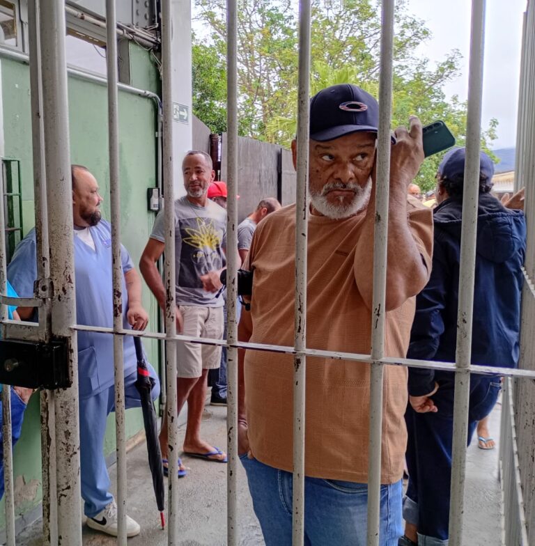 Eleitor “madrugador” é o primeiro a chegar na Escola Marciana Magalhães, no Gabiroba em Itabira
